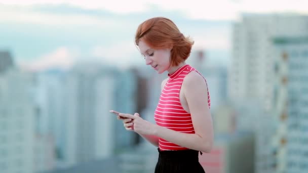 Kızıl Saçlı Cep Telefonuyla Internet Taraması Yapıyor — Stok video