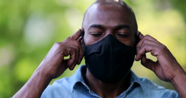 Afrikai Férfi Eltávolítása Arc Maszk Érzés Megkönnyebbülés Személy Levetkőzik Fekete — Stock videók