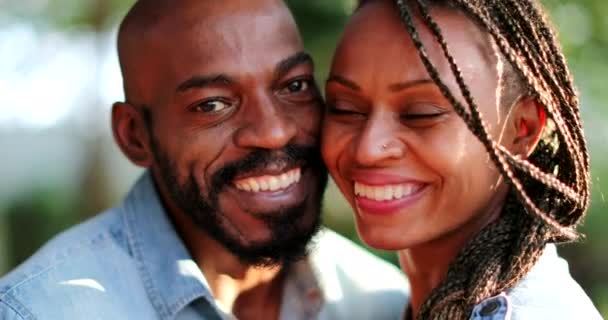 Africana Pareja Besándose Fuera Dos Personas Sonriendo Cámara — Vídeos de Stock