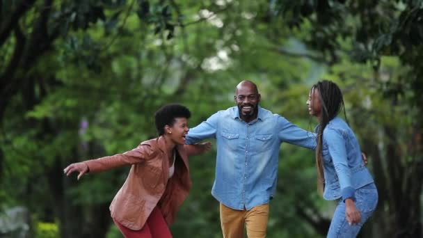 Troje Przyjaciół Pozujących Zewnątrz Uśmiechnięci Afrykańscy Etniczni Szczęśliwi Ludzie — Wideo stockowe