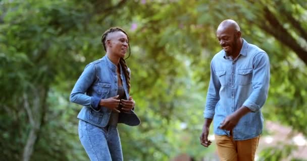 Arkadaşlar Birlikte Takılıyor Siyah Afrikalı Kadın Erkek Gülüyor Gülüyor — Stok video