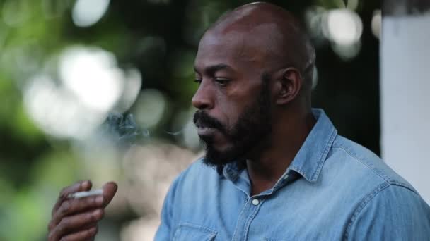 Εθισμένος Καπνιστής Απρόθυμος Και Απογοητευμένος Αφρικανός Αναστατωμένος Για Τον Εθισμό — Αρχείο Βίντεο