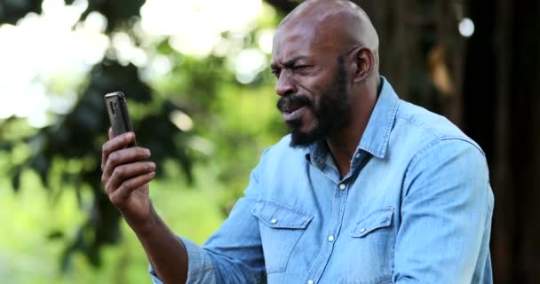 Trieste Afrikaanse Man Houdt Smartphone Wanhoop Het Ontvangen Van Slecht — Stockvideo