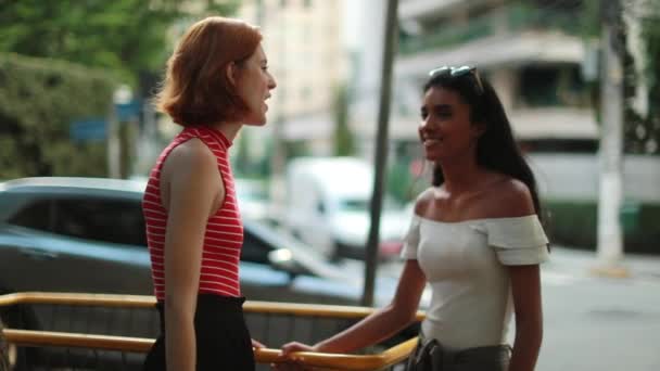 Mulheres Jovens Multirraciais Conversando Fora Rua — Vídeo de Stock