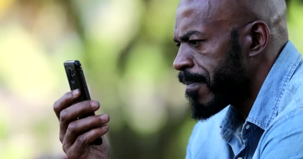 아프리카 남자가 휴대폰으로 소식을 있습니다 스마트폰알림에 부정적 반응을 보이는 — 비디오