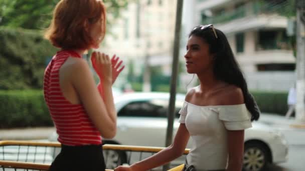 Двоє Друзів Розмовляють Один Одним Розмові Вулиці Багаторасові Подружки Разом — стокове відео