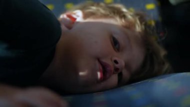 Güzel çocuk trenle seyahat ederken kameraya bakıyor.