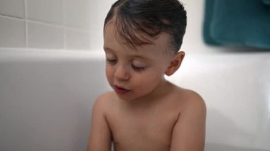 Bebek küvetin içinde. Banyo yapan çocuk