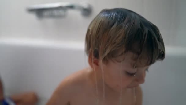 Koupání Dítě Batole Nalévání Vody Hlavu Dítěte — Stock video