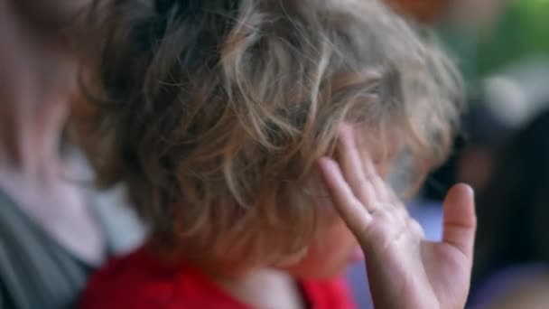 Bashful Verveeld Kind Spelen Met Haar Wrijven Oog — Stockvideo