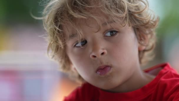 Gelangweilter Kleiner Junge Mit Nichts Tun Kind Tiefer Seufzer — Stockvideo