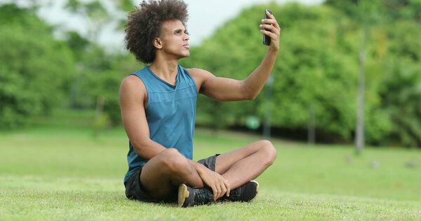 Человек, ищущий сигнал снаружи с помощью мобильного телефона