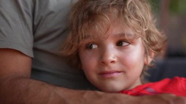 Baba kucağında oturan çocuk, yakışıklı çocuk.