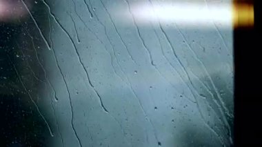 Penceredeki damlacıklar tren giriş tüneli ile seyahat ediyorlar.