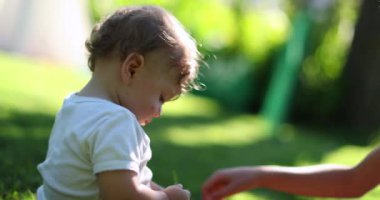 İki kardeş dışarıda etkileşim halindeler. Ağabeyimle bebek kardeş dışarıda.