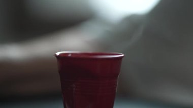 Yakından bir fincan kahve al.