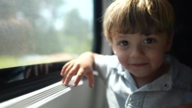 Çocuk kameraya dokunmak istiyor. Küçük çocuk objektife dokundu