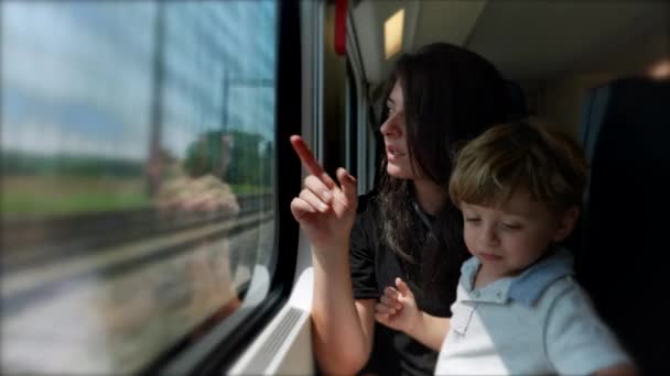 Мати Дитина Подорожують Разом Поїздом Материнська Мама Вказує Палець Пейзаж — стокове відео