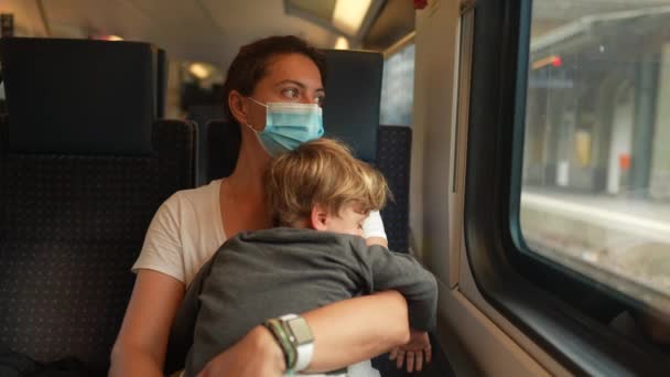 Mãe Segurando Bebê Criança Viajando Trem Vestindo Máscara Facial Vívida — Vídeo de Stock