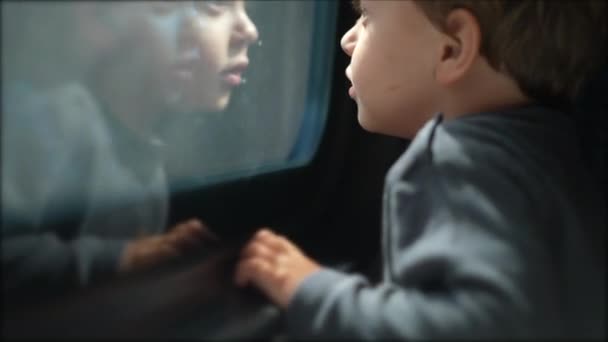 Μικρό Αγόρι Που Ταξιδεύει Τρένο Κοιτάζοντας Έξω Από Παράθυρο Του — Αρχείο Βίντεο
