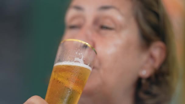 Ältere Frau Nimmt Einen Schluck Bier Senior Trinkt Bier — Stockvideo