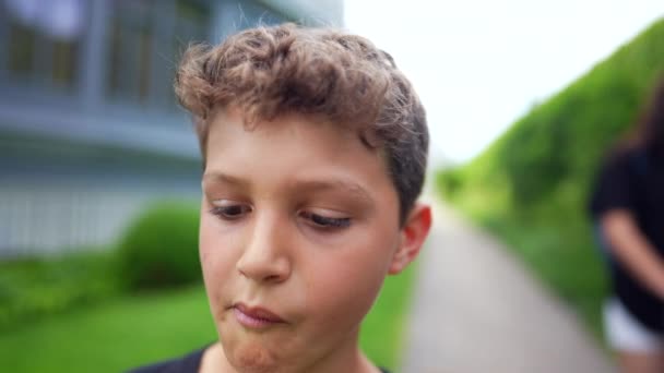 Kleiner Junge Der Nach Draußen Geht Nachdenkliches Kind Läuft Porträtgesicht — Stockvideo