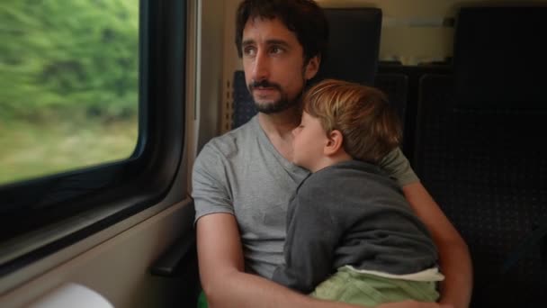 Батько Тримає Дитину Подорожує Поїздом Тато Тримає Малюка Який Спить — стокове відео