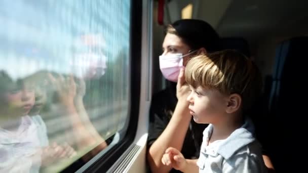 Μητέρα Και Παιδί Στο Τρένο Φορώντας Μάσκα Προσώπου Covid — Αρχείο Βίντεο