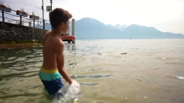 Liten Pojke Som Badar Vid Schweiziska Sjön Stänk Vatten Slow — Stockvideo