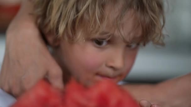 Pais Colocando Guardanapo Pescoço Filho Criança Comendo Frutas Melancia — Vídeo de Stock
