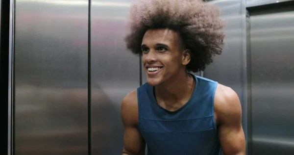 Молодий Африканський Чоловік Грає Волоссям Перед Ліфтом Дзеркало Двері Відкриваються — стокове фото