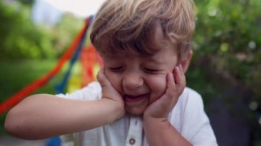 Şirin, küçük bir bebek. Genç çocuk sevimli ve sevimli.