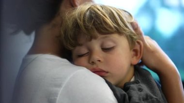 Anne kucağında uyuyan çocuk trenle seyahat ediyor.