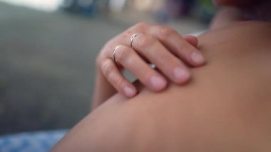 Anne çocuğu okşar, aile sevgi ve ilgiyi sever.