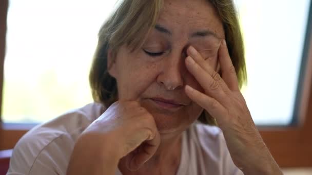 Femme Âgée Frottant Les Yeux Sentant Fatiguée — Video