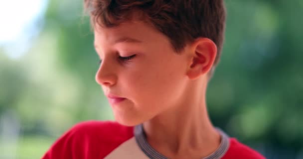 Menino Pensativo Criança Pensando Dar Uma Mordida Sanduíche — Vídeo de Stock