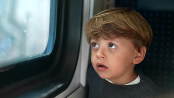Niño Viajando Tren Mirando Afuera Través Ventana Del Tren — Vídeos de Stock