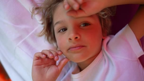Schöner Kleiner Junge Der Die Kamera Lächelt Kinderlächeln Porträt Liegend — Stockvideo