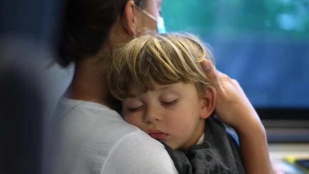 Mutter Hält Schlafendes Baby Während Zugfahrt — Stockvideo