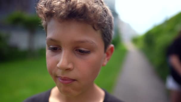 Kind Loopt Slow Motion Naar Buiten Pensief Denkende Jongen — Stockvideo