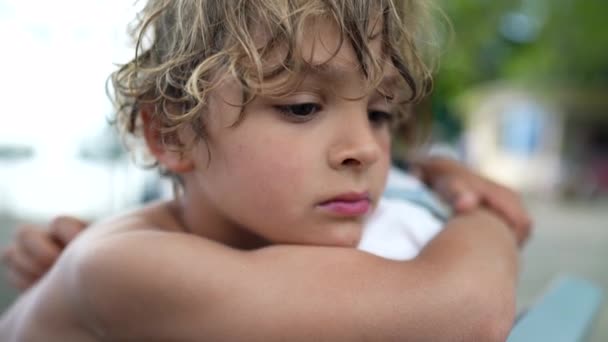 Niño Pequeño Pensativo Abrazando Padre Pensamiento Del Retrato Infantil — Vídeos de Stock