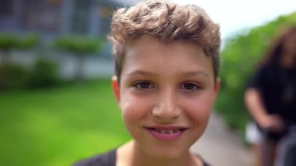 Glücklicher Kleiner Junge Der Draußen Lächelnd Die Kamera Läuft Porträt — Stockvideo