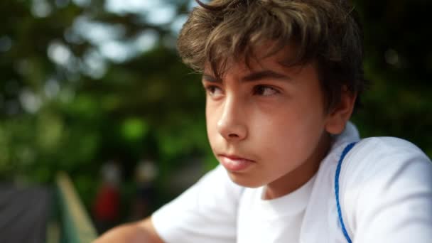 Pensive Hübsch Jung Junge Porträt Gesicht Außerhalb — Stockvideo