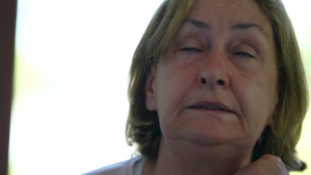 Pessimistisch Beäugte Ältere Frauen Denken Seniorin Denkt Über Lösung Nach — Stockvideo