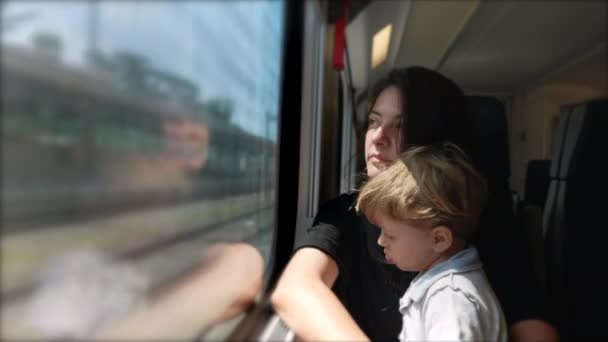 Madre Hijo Viajando Tren Juntos Viaje Viaje — Vídeos de Stock