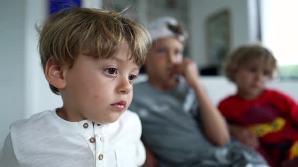Παιδιά Που Βλέπουν Ταινία Κοιτώντας Την Οθόνη Καθισμένοι Στον Καναπέ — Αρχείο Βίντεο