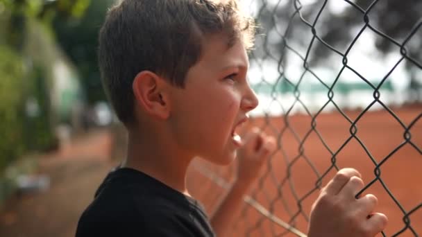 Enfant Appuyé Sur Clôture Tennis Match Regarder Jeu Sport — Video