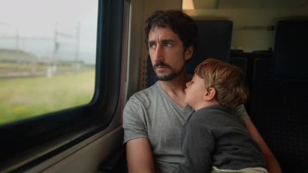 Padre Viajando Tren Con Hijo Durmiendo Niño Papá Regazo Dormido — Vídeos de Stock