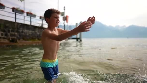 Liten Pojke Som Badar Vid Schweiziska Sjön Stänk Vatten Slow — Stockvideo