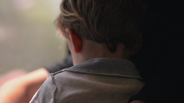 Mor Och Barn Ridning Tåg Bär Covid Ansiktsmask — Stockvideo